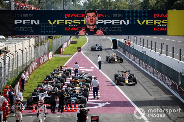 Max Verstappen, Red Bull Racing RB19, 1ª posición, Sergio Pérez, Red Bull Racing RB19, 2ª posición, en Parc Ferme