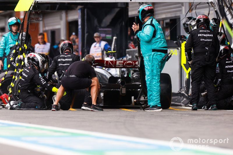 Lewis Hamilton, Mercedes F1 W14, en boxes