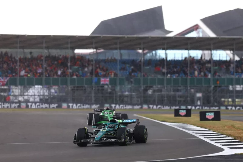 Nico Hulkenberg, Sauber, Lance Stroll, Aston Martin Racing