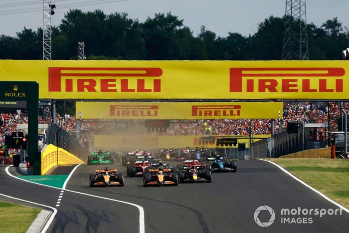 Lando Norris, McLaren MCL38, Max Verstappen, Red Bull Racing RB20, Oscar Piastri, McLaren MCL38, Fernando Alonso, Aston Martin AMR24, Charles Leclerc, Ferrari SF-24, Carlos Sainz, Ferrari SF-24, el resto de la parrilla en la salida.
