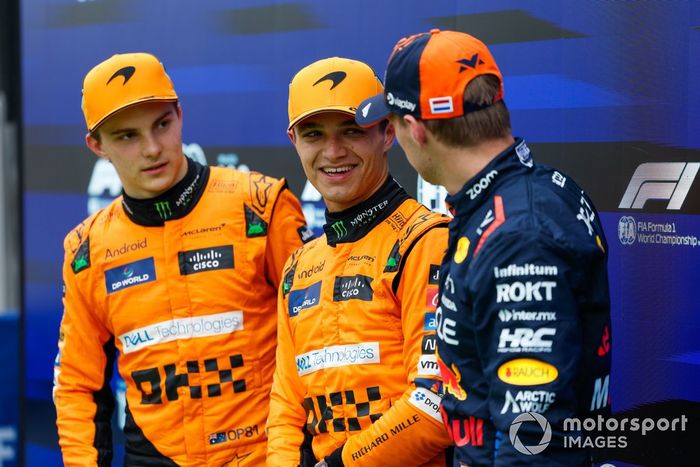 Los tres primeros clasificados Oscar Piastri, McLaren F1 Team, poleman Lando Norris, McLaren F1 Team, Max Verstappen, Red Bull Racing