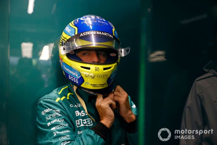 Fernando Alonso, Aston Martin F1 Team, se viste en el garaje 
