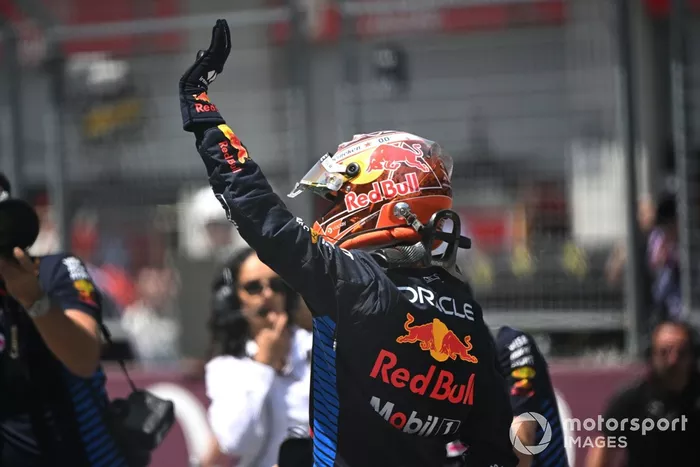 Max Verstappen, Red Bull Racing, 1ª posição, acena do Parc Ferme após o Sprint