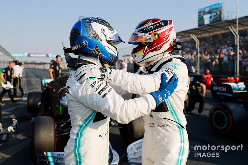 Il poleman Lewis Hamilton, Mercedes AMG F1 e Valtteri Bottas, Mercedes AMG F1 nel Parco Chiuso