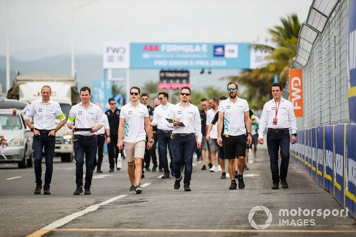 Stoffel Vandoorne, HWA Racelab, Gary Paffett, HWA Racelab, walk the track with team members