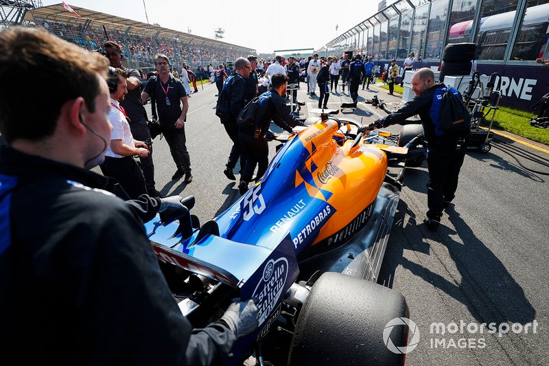 Carlos Sainz Jr., McLaren MCL34 on the grid
