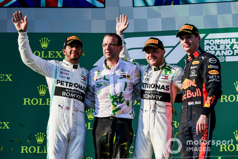 Lewis Hamilton, Mercedes AMG F1, secondo, il delegato dei Costruttori Mercedes, Valtteri Bottas, Mercedes AMG F1, vincitore, e Max Verstappen, Red Bull Racing, terzo, sul podio