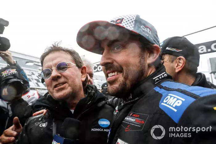 Fernando Alonso es felicitado tras su victoria en Daytona