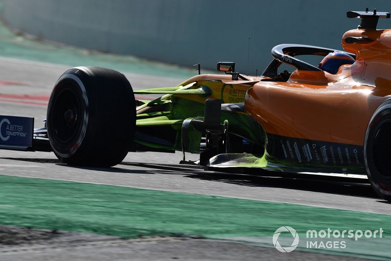 Carlos Sainz Jr., McLaren MCL34 avec de la peinture aérodynamique sur la suspension avant