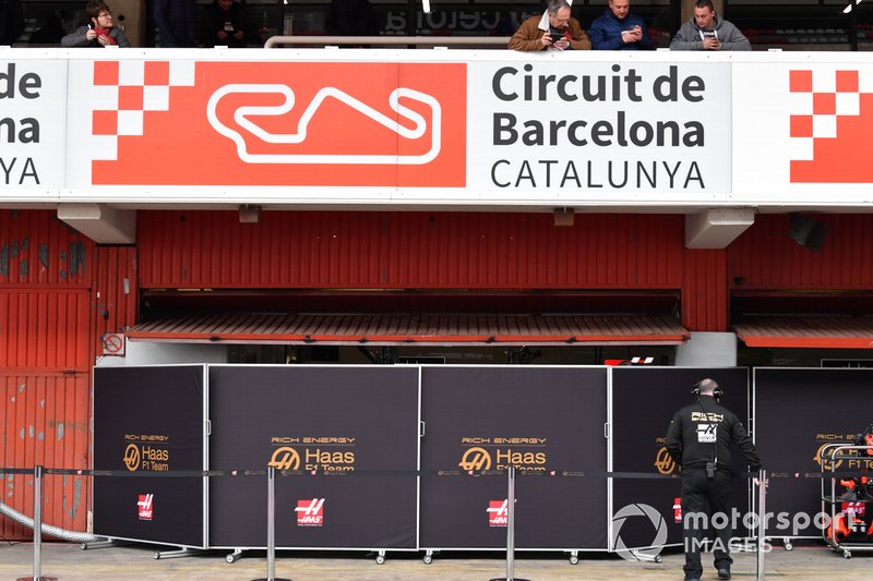 Haas F1 garage screens