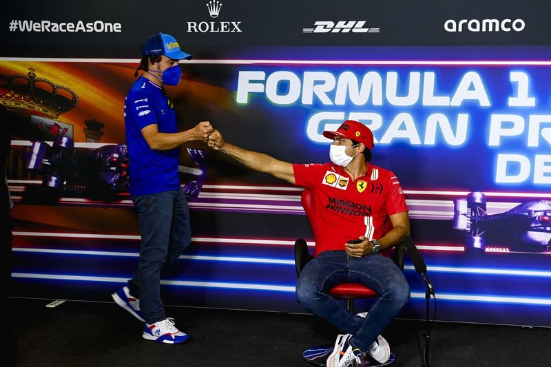 Fernando Alonso, Alpine F1, Carlos Sainz Jr., Ferrari en la conferencia de prensa