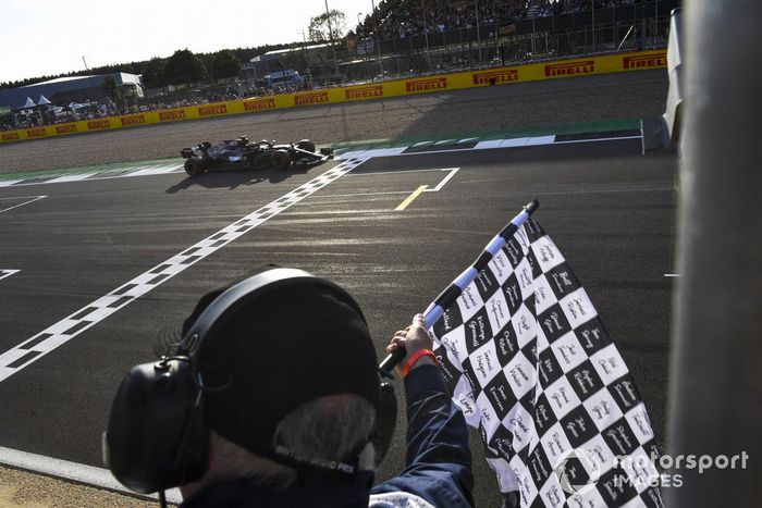 Lewis Hamilton, Mercedes W12, pasa la bandera a cuadros para conseguir la primera posición para la carrera Sprint