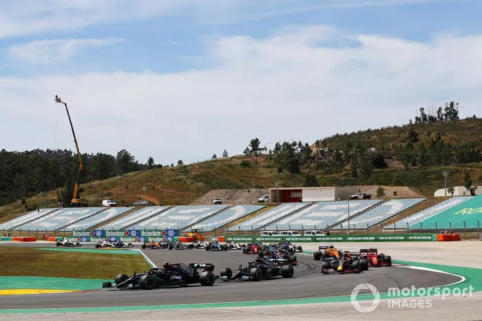 Valtteri Bottas, Mercedes W12, Lewis Hamilton, Mercedes W12, Max Verstappen, Red Bull Racing RB16B, Carlos Sainz Jr., Ferrari SF21, Lando Norris, McLaren MCL35M, Sergio Perez, Red Bull Racing RB16B, and the rest of the field at the start