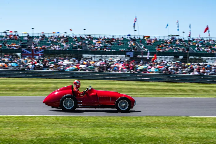 Charles Leclerc en el Ferrari 375 de 1951  