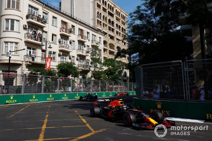 Sergio Pérez, Red Bull Racing RB16B, Pierre Gasly, AlphaTauri AT02