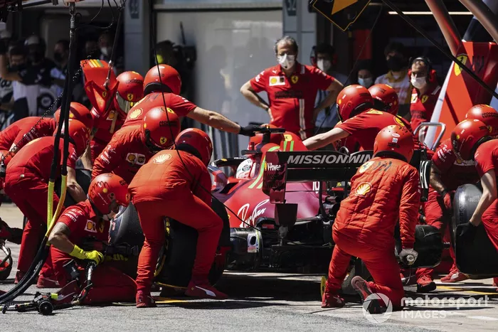 Charles Leclerc, Ferrari SF21, pit stop