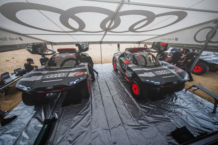 #200 Team Audi Sport Audi: Stéphane Peterhansel, Edouard Boulanger, #224 Team Audi Sport Audi: Mattias Ekstrom, Emil Bergkvist