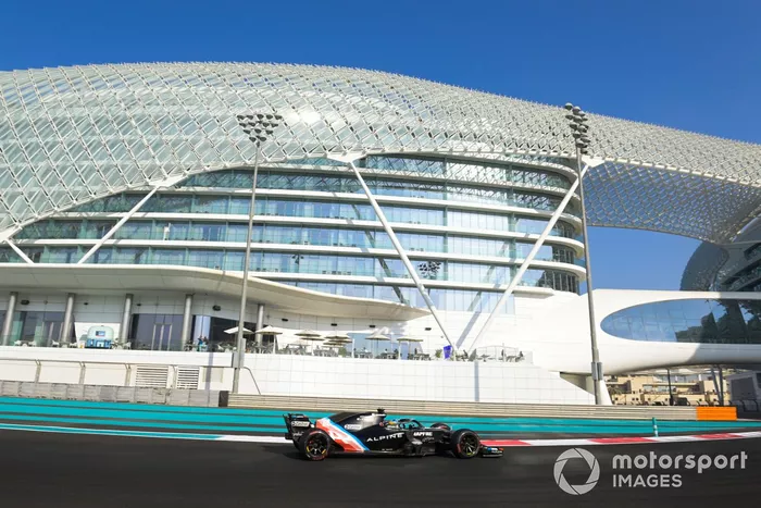 Fernando Alonso, Alpine, con un Renault RS18 adaptado (muleto) con los Pirelli de 18 pulgadas  