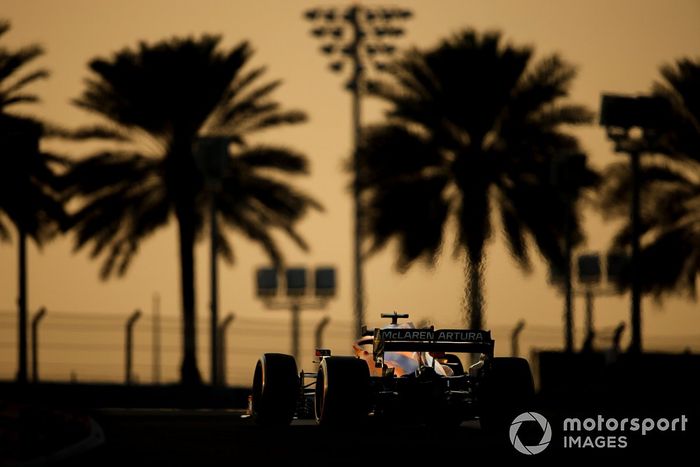 Lando Norris, McLaren MCL35M adaptado (muleto) con los Pirelli de 18 pulgadas 