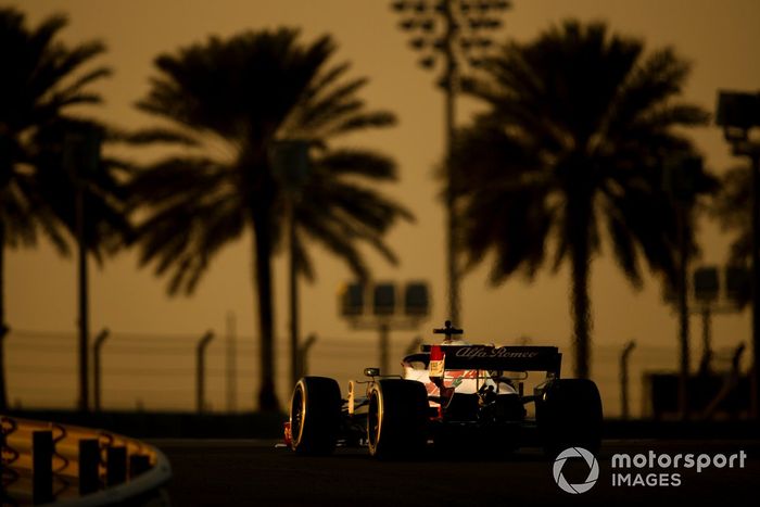 Guanyu Zhou, Alfa Romeo Racing C39 adaptado (muleto) con los Pirelli de 18 pulgadas 