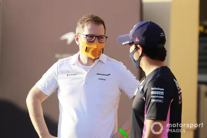 Andreas Seidl, director del equipo, McLaren y Sergio Pérez, Racing Point. 