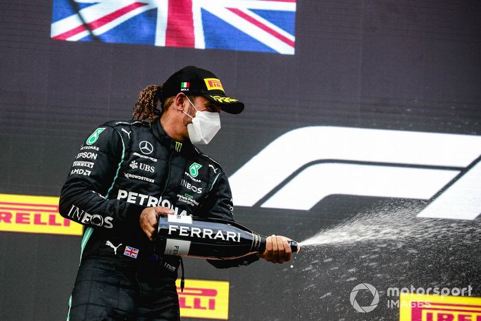 Podio: segundo lugar Lewis Hamilton, Mercedes