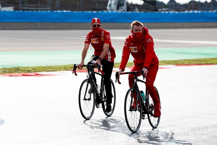 Sebastian Vettel, Ferrari, recorre la pista en bici