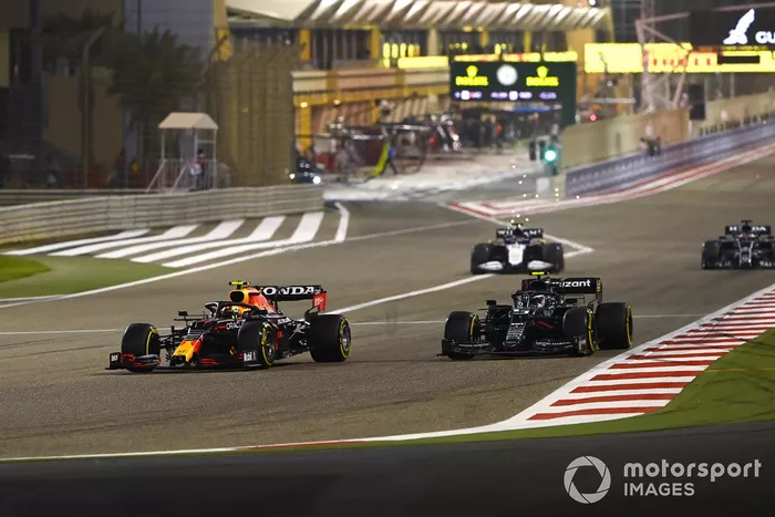 Sergio Pérez, Red Bull Racing RB16B, Sebastian Vettel, Aston Martin AMR21 
