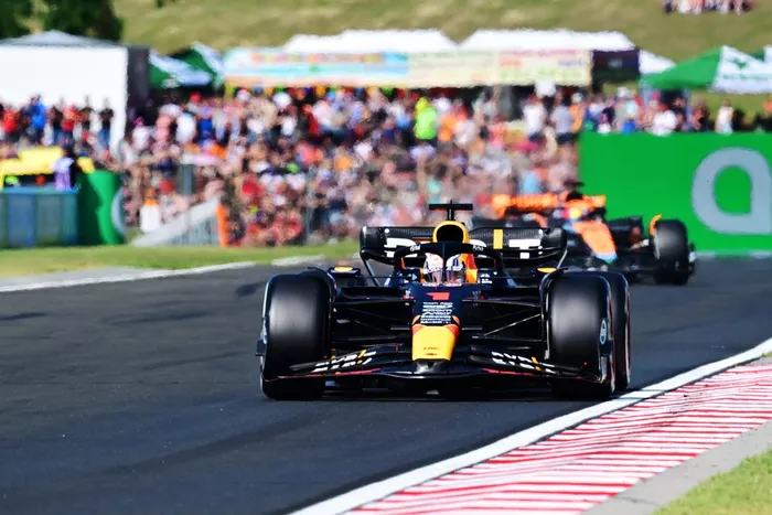 Max Verstappen, Red Bull Racing RB19, Oscar Piastri, McLaren MCL60