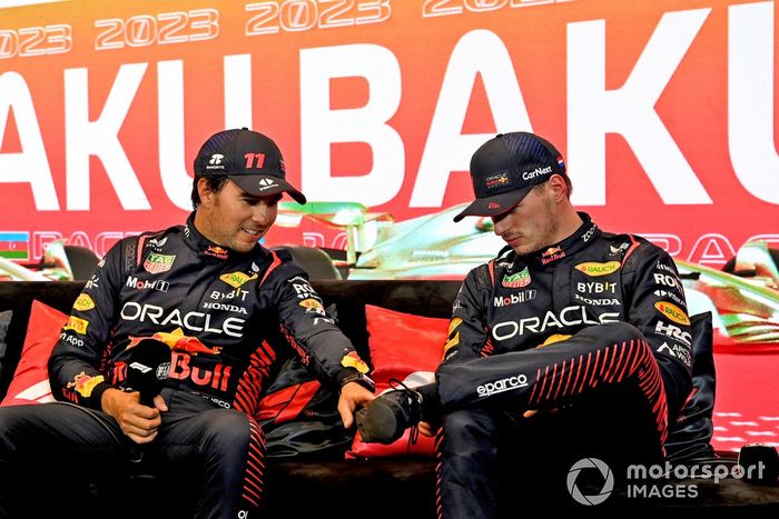 Sergio Pérez, Red Bull Racing, 1ª posición, Max Verstappen, Red Bull Racing, 3ª posición, en la rueda de prensa posterior a la carrera Sprint.