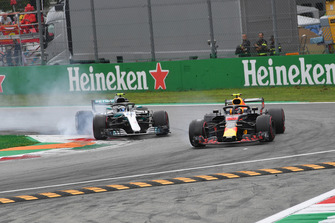 Valtteri Bottas, Mercedes AMG F1 W09 et Max Verstappen, Red Bull Racing RB14 en bataille