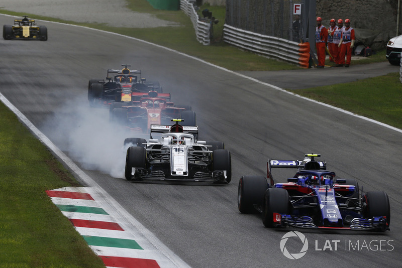 Pierre Gasly, Scuderia Toro Rosso STR13 and Charles Leclerc, Alfa Romeo Sauber C37 battle