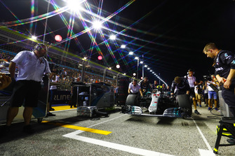 Lewis Hamilton, Mercedes AMG F1 W09 EQ Power+, arriva alla piazzola della pole position