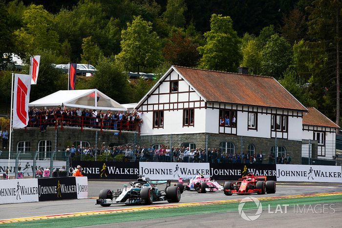 Lewis Hamilton, Mercedes AMG F1 W09, Sebastian Vettel, Ferrari SF71H, y Esteban Ocon, Racing Point Force India VJM11