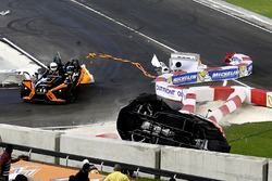 Crash, Pascal Wehrlein en Felipe Massa in de Polaris Slingshot SLR