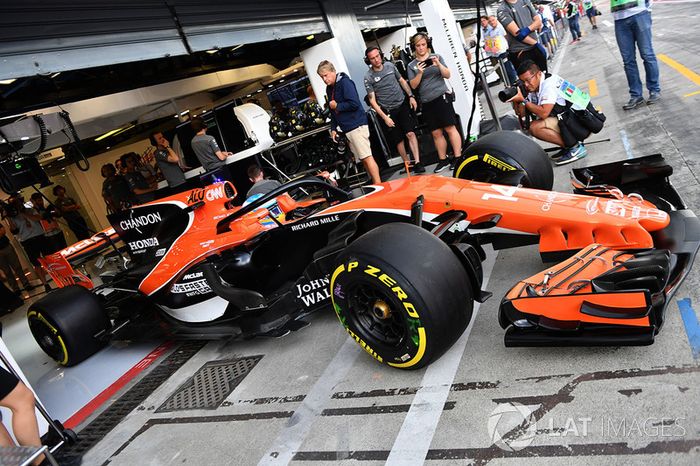 Fernando Alonso, McLaren MCL32 con el halo