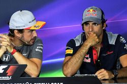 Fernando Alonso, McLaren y Carlos Sainz Jr., Scuderia Toro Rosso en la conferencia de prensa de la FIA
