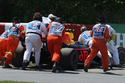 Oficiales con el auto de Max Verstappen, Red Bull Racing RB13.