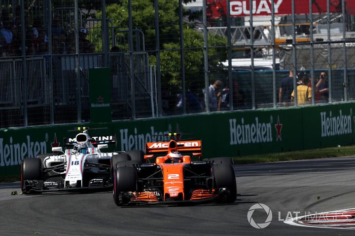 Stoffel Vandoorne, McLaren MCL32 y Lance Stroll, Williams FW40