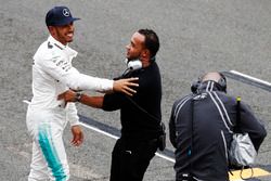 Lewis Hamilton, Mercedes AMG F1, celebra con su hermano Nick