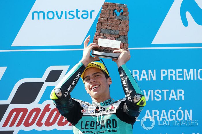 Na Moto3, Joan Mir colocou uma mão e quatro dedos no título mundial após conquistar uma vitória convincente. Com 80 pontos de frente, ele pode ser campeão já no próximo GP, em Motegi.