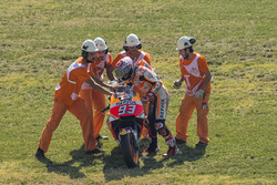 Marc Marquez, Repsol Honda Team con i marshal dopo la caduta