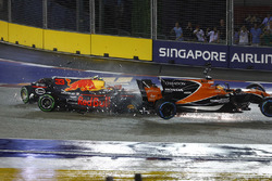 Startcrash: Max Verstappen, Red Bull Racing RB13, Kimi Raikkonen, Ferrari, Fernando Alonso, McLaren