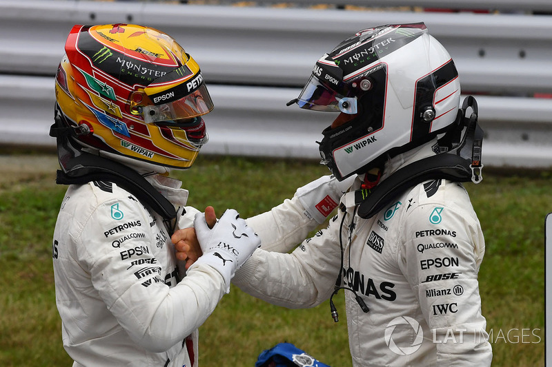 El poleman Lewis Hamilton, Mercedes AMG F1 saluda a su compañero Valtteri Bottas en el parque cerrado