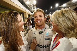 Nico Rosberg, Mercedes AMG F1 feiert seinen WM-Titel mit seiner Frau Vivian Rosberg und der Mutter Sina Rosberg
