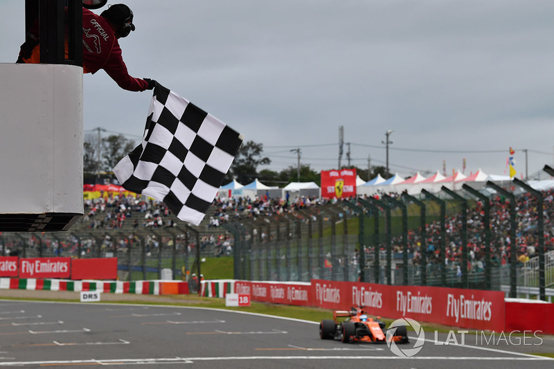 Fernando Alonso, McLaren MCL32 passe sous le drapeau à damier