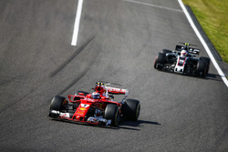 Kimi Raikkonen, Ferrari SF70H, Kevin Magnussen, Haas F1 Team VF-17