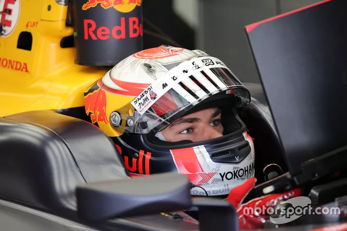 El francés, campeón de la GP2 en 2016 y se quedó a medio punto de ganar la Super Fórmula japonesa en 2017, debutó con Red Bull sustituyendo a Daniil Kvyat en el GP de Malasia de ese año. En menos de año y medio, se ganó el ascenso.