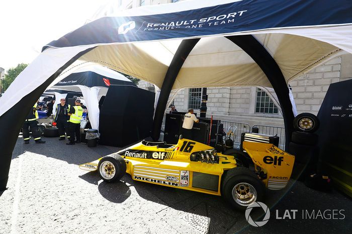 El coche Renault Sport F1 Team RS01 es preparado para la demostración