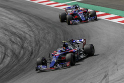 Carlos Sainz Jr., Scuderia Toro Rosso STR12 leads Daniil Kvyat, Scuderia Toro Rosso STR12
